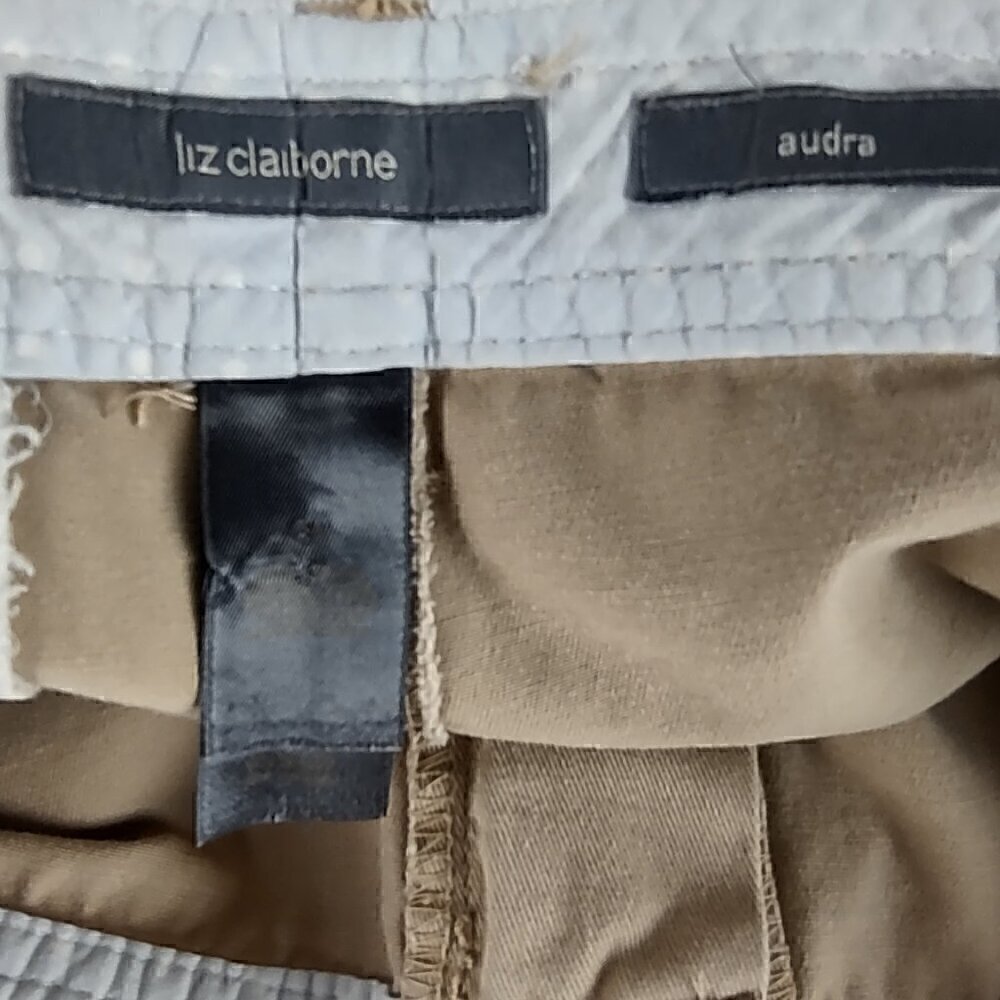 Liz Claiborne Women's 100% Cotton Tan, Beige, Khaki Three Pocket Shorts. Size 14 - Picture 9 of 10